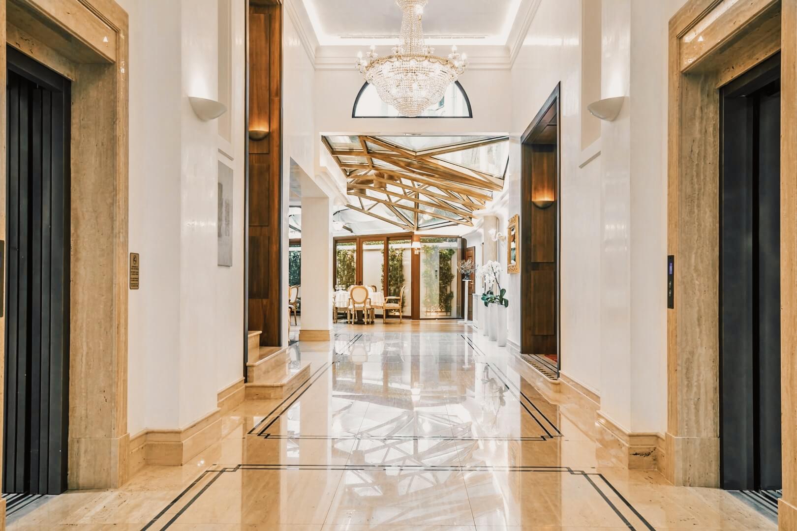 Le Premier Hotel
